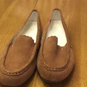 Woman’s Vionic MCKenzie slipper. Size 8. Never been worn!